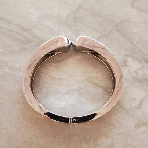 ✨ Stella and Dot Emerson Skakeskin Embossed Hinged Bangle Bracelet ✨ - Picture 8 of 10